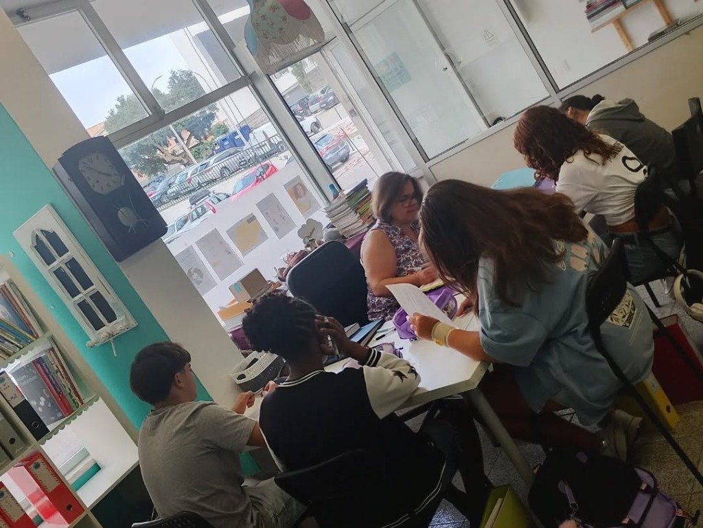 Alunos no apoio escolar com acompanhamento pedagógico no Sementes do Amanhã