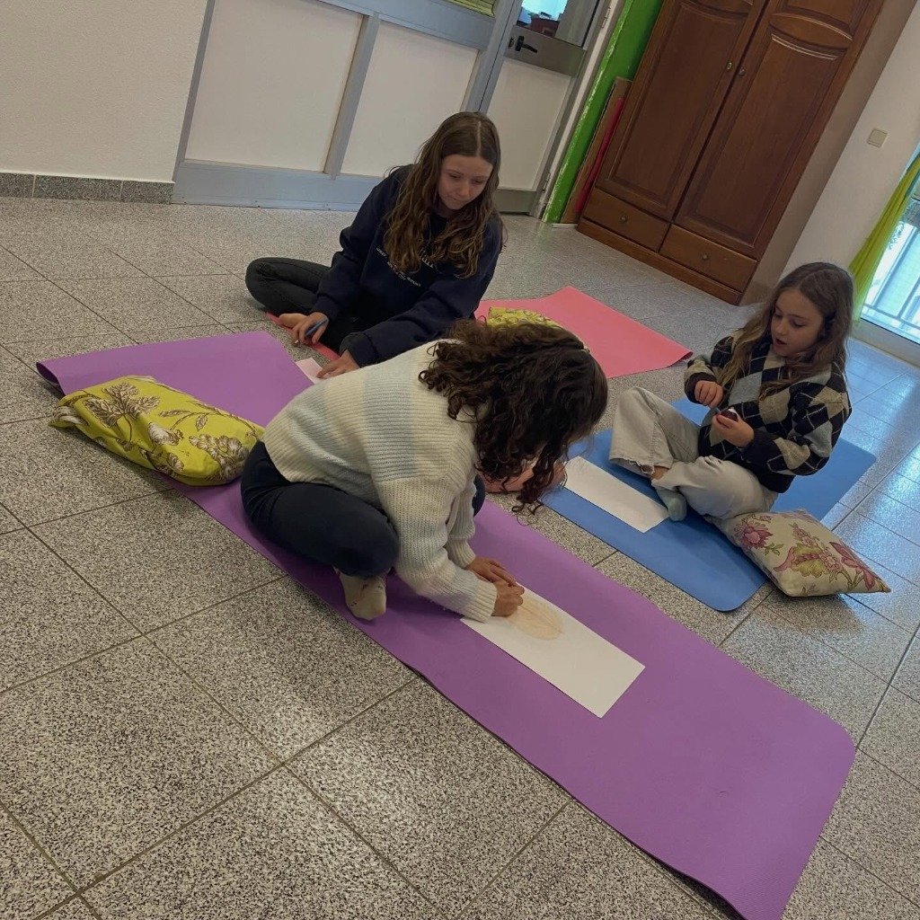Alunas a desenhar e pintar em grupo nos ateliers do Sementes do Amanhã