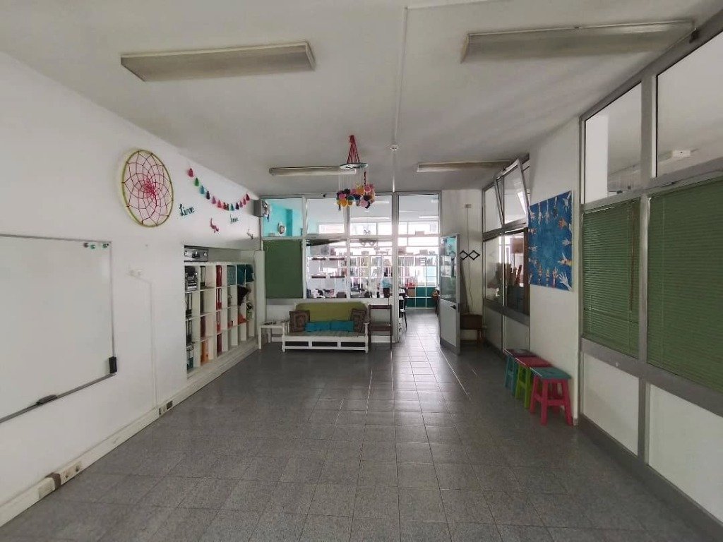 Salão principal e espaço amplo do Centro Sementes do Amanhã
