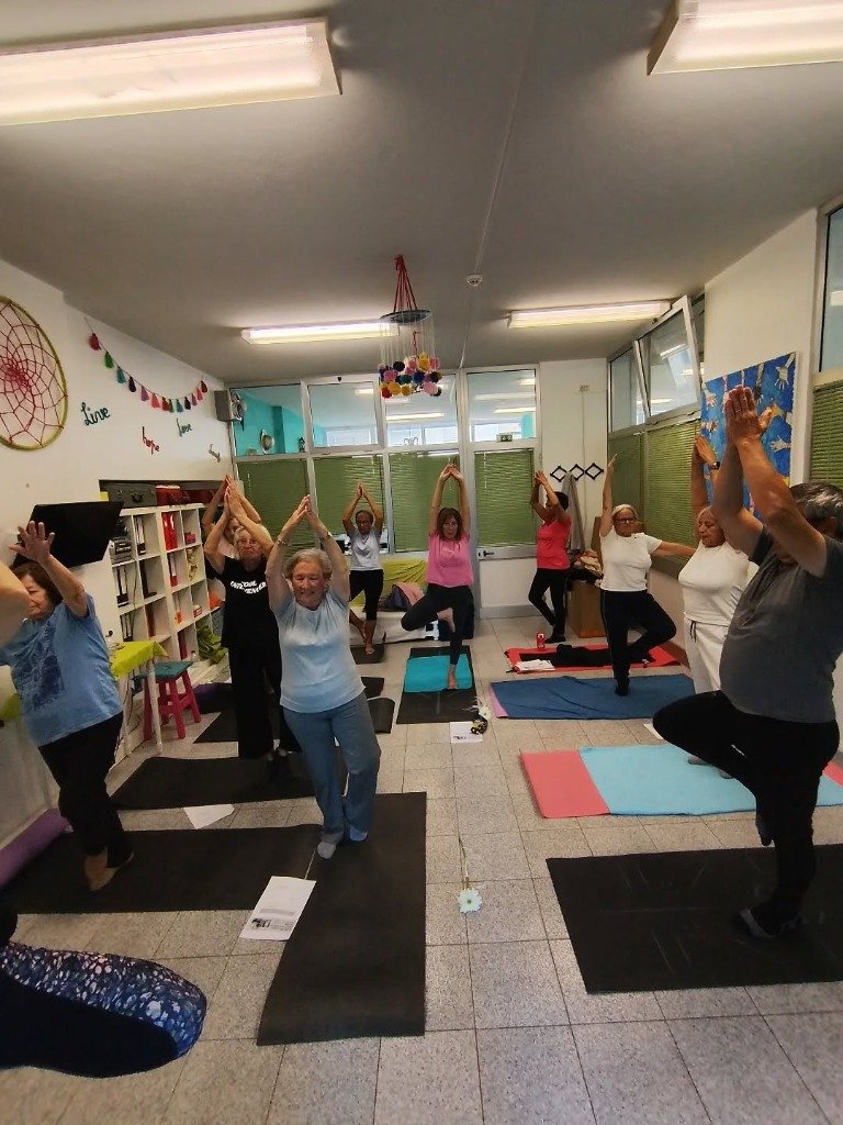 Aula de equilíbrio e yoga sénior no projeto ConVida