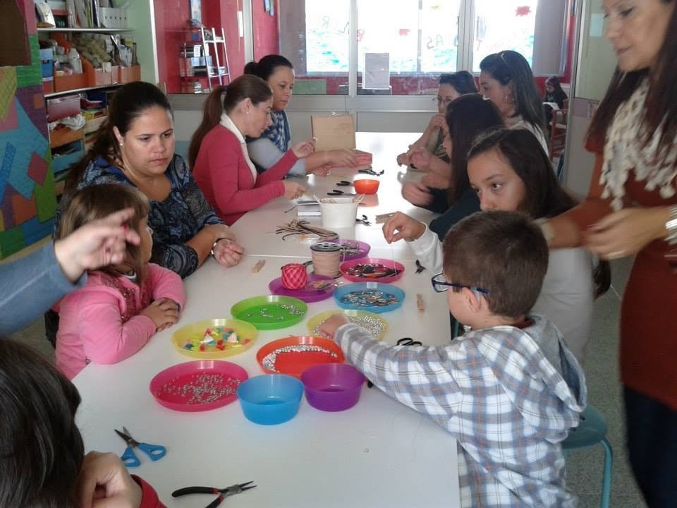 Workshop manual de artesanato e bijuteria em família no Sementes do Amanhã