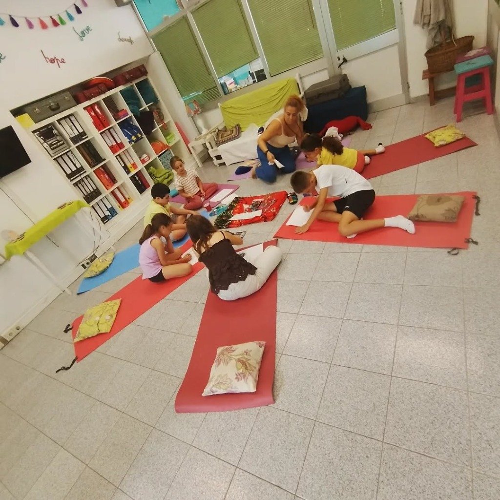 Atividade de expressão corporal e relaxamento para crianças no Centro
