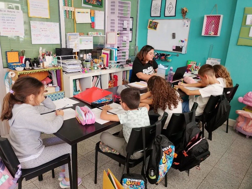 Alunos e professora no espaço de estudo do Sementes do Amanhã em Setúbal