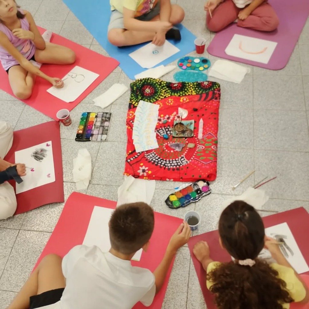 Crianças em atelier criativo de pintura no Sementes do Amanhã em Setúbal